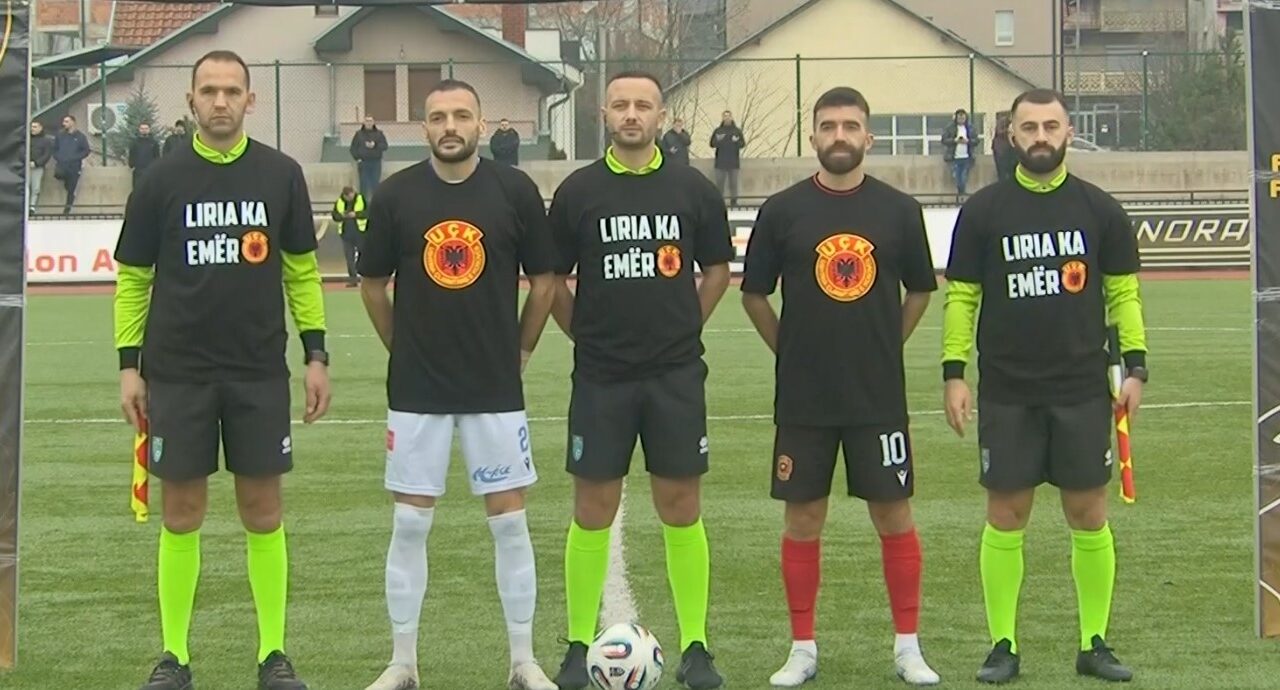 Gjest fantastik! Lojtarët e Dritës dhe Drenicës hyjnë në stadium me bluza të UÇK-së