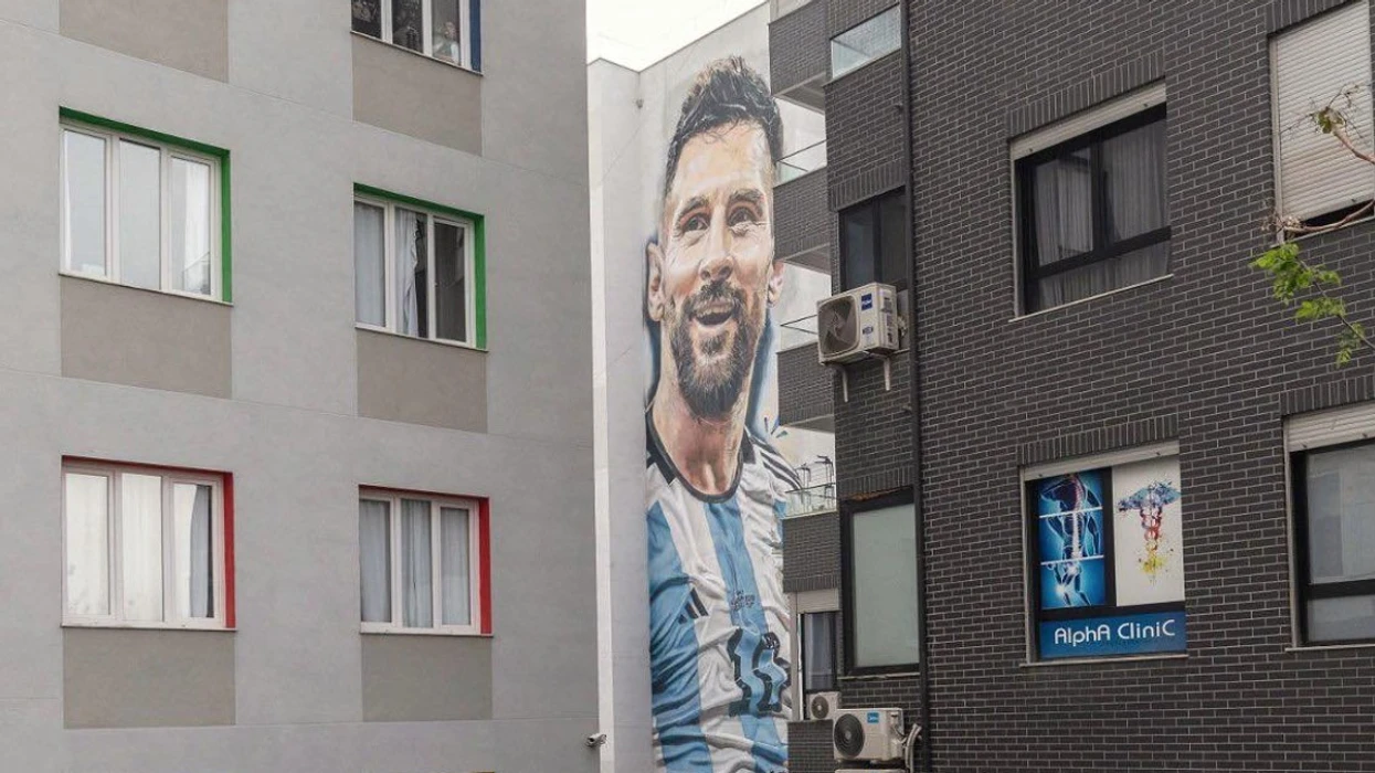 Murali i Messit në Tiranë bëhet viral nëpër botë – shpërndahet nga Fabrizio Romano