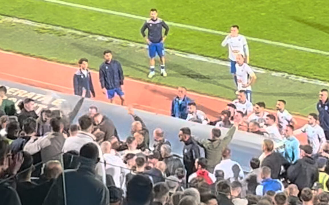 Ndodhi edhe kjo në finalen e Kupës, futbollistët e Ferizajit përleshen me tifozët e Dukagjinit (VIDEO)