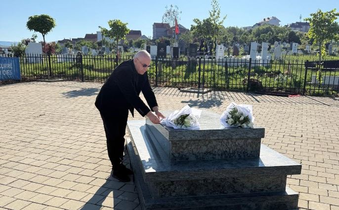 Agim Ademi viziton varrin e Fadil Vokrrit në tetëvjetorin e ndarjes së tij nga jeta